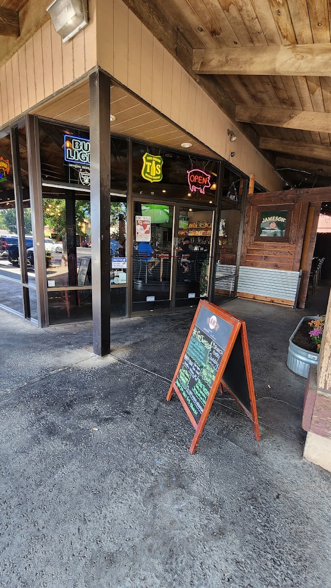 Twisted Pig Bar And Grill